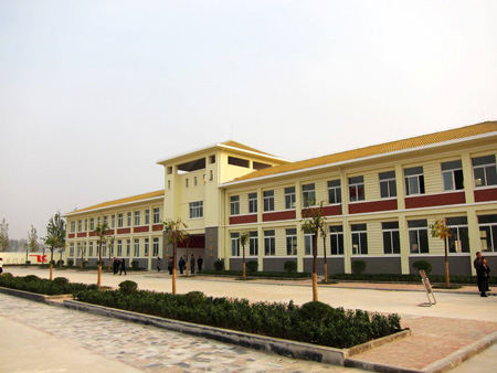 多媒體教室、圖書(shū)室、實(shí)驗室以及足球場(chǎng)