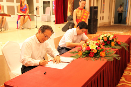 東芝中國總代表桐山輝夫同廣東省山西商會(huì )會(huì )長(cháng)、廣州大運集團董事長(cháng)遠勤山簽署合作協(xié)議書(shū)