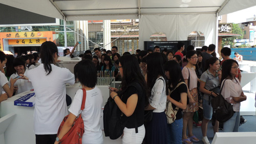 現場(chǎng)東芝展示最新科技產(chǎn)品，吸引了眾多參觀(guān)者的關(guān)注