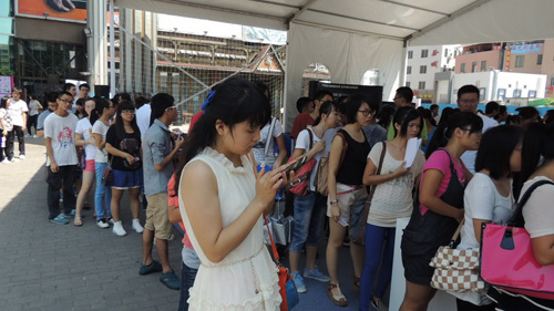 互動(dòng)游戲區人頭攢動(dòng)，大家熱情參與，長(cháng)隊一直排到場(chǎng)館外