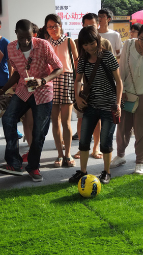 現場(chǎng)的足球游戲，吸引了國外友人一起來(lái)參與