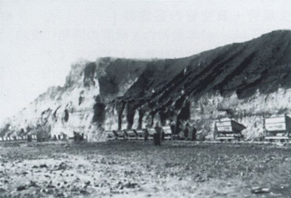 用鐵路運載沙土后堆土的情景，這是一個(gè)很大的工程。