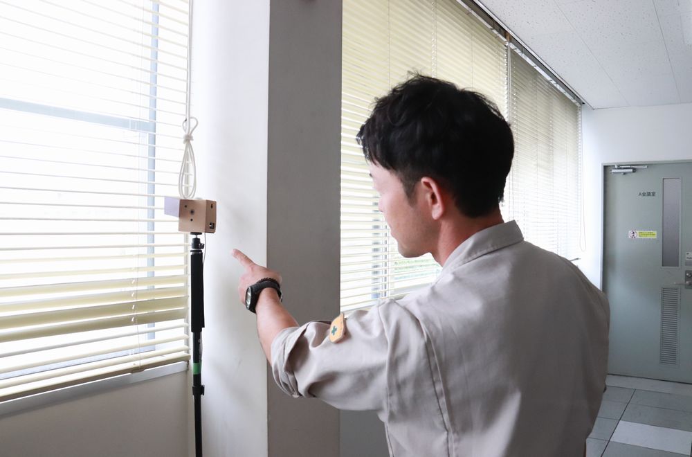 通過(guò)圖像識別人臉、捕捉員工動(dòng)向的設備